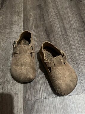 Guc  potatoe shoes  by Ruizu
Size (8toddler)